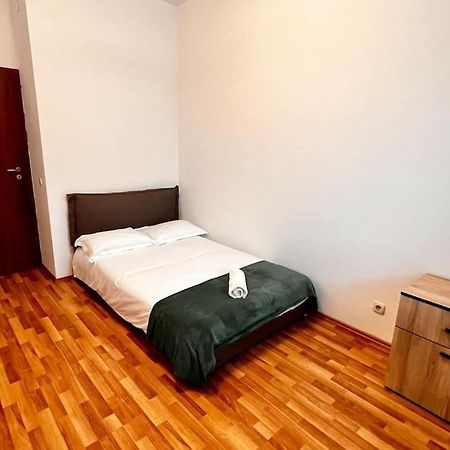 Otopeni Airport Apartment With Private Garden Exterior foto