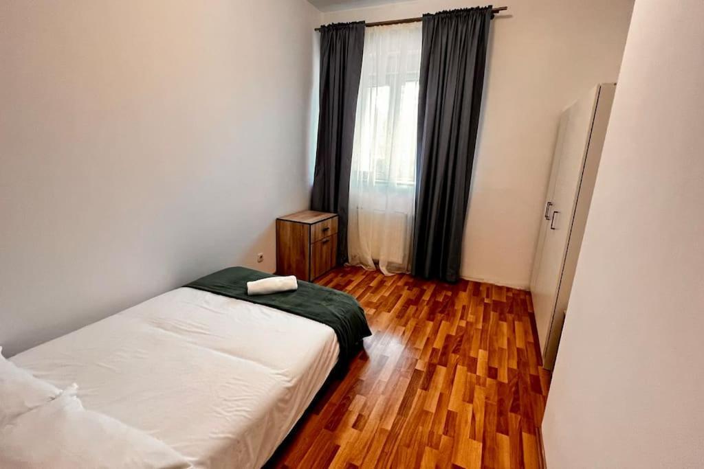 Otopeni Airport Apartment With Private Garden Exterior foto