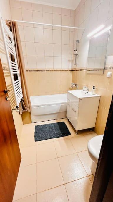 Otopeni Airport Apartment With Private Garden Exterior foto