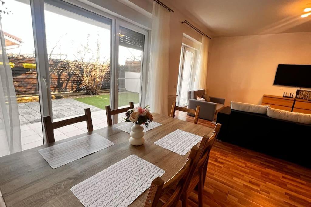Otopeni Airport Apartment With Private Garden Exterior foto